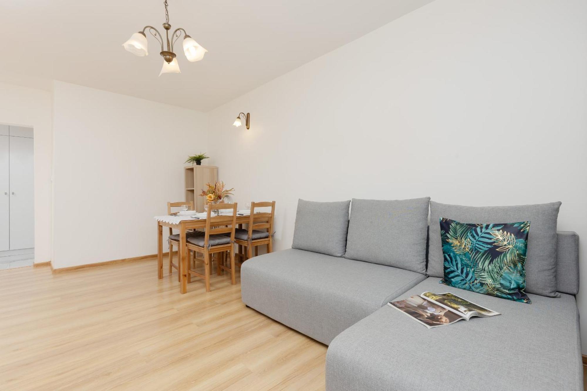 Spacious Fabryczna Near Centre By Renters * Varšava